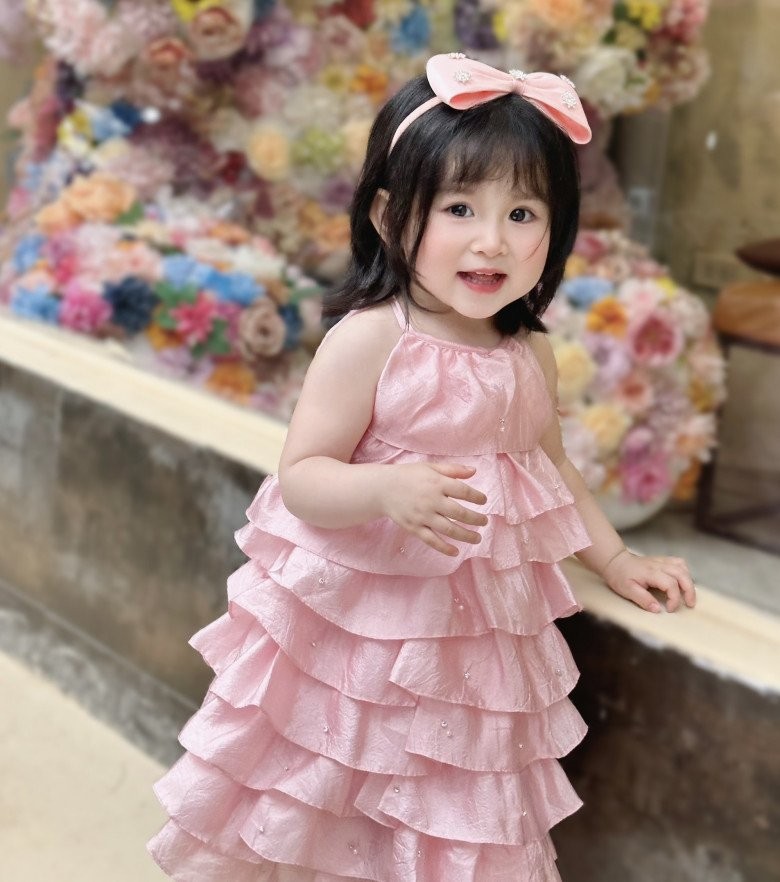 Bé gái Hà Nội có diện mạo xinh xắn như búp bê, đắt show làm mẫu ảnh, 2 tuổi đã có cát-xê 15 triệu/tháng - Ảnh 1
